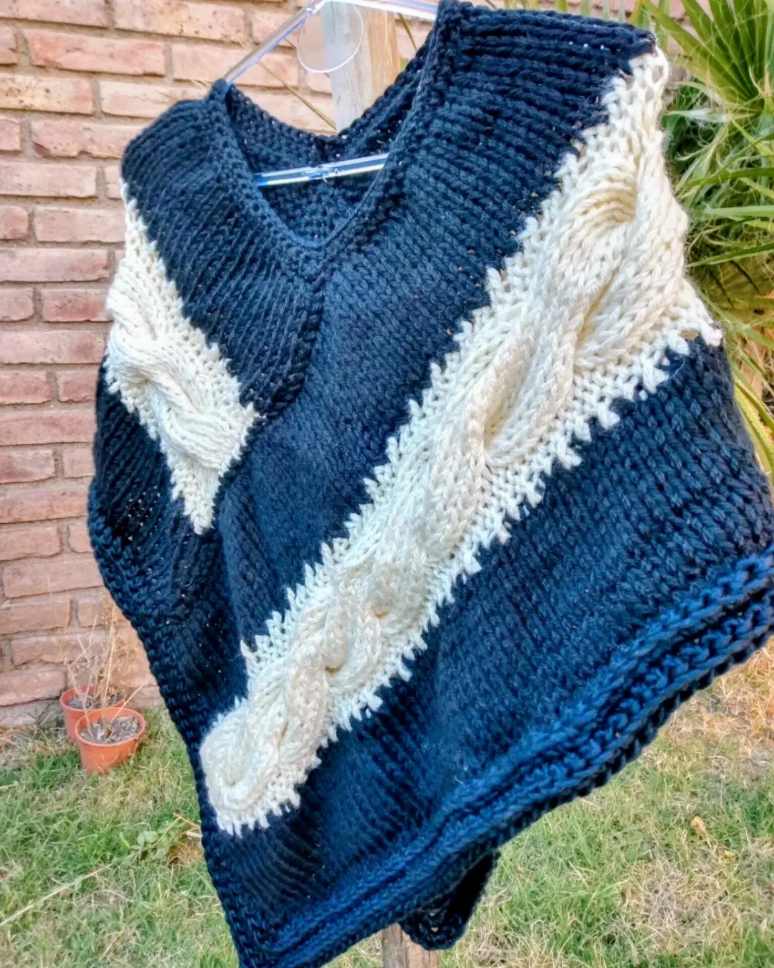 Poncho trenza BLACK- WHITE — imagen 1 de 4