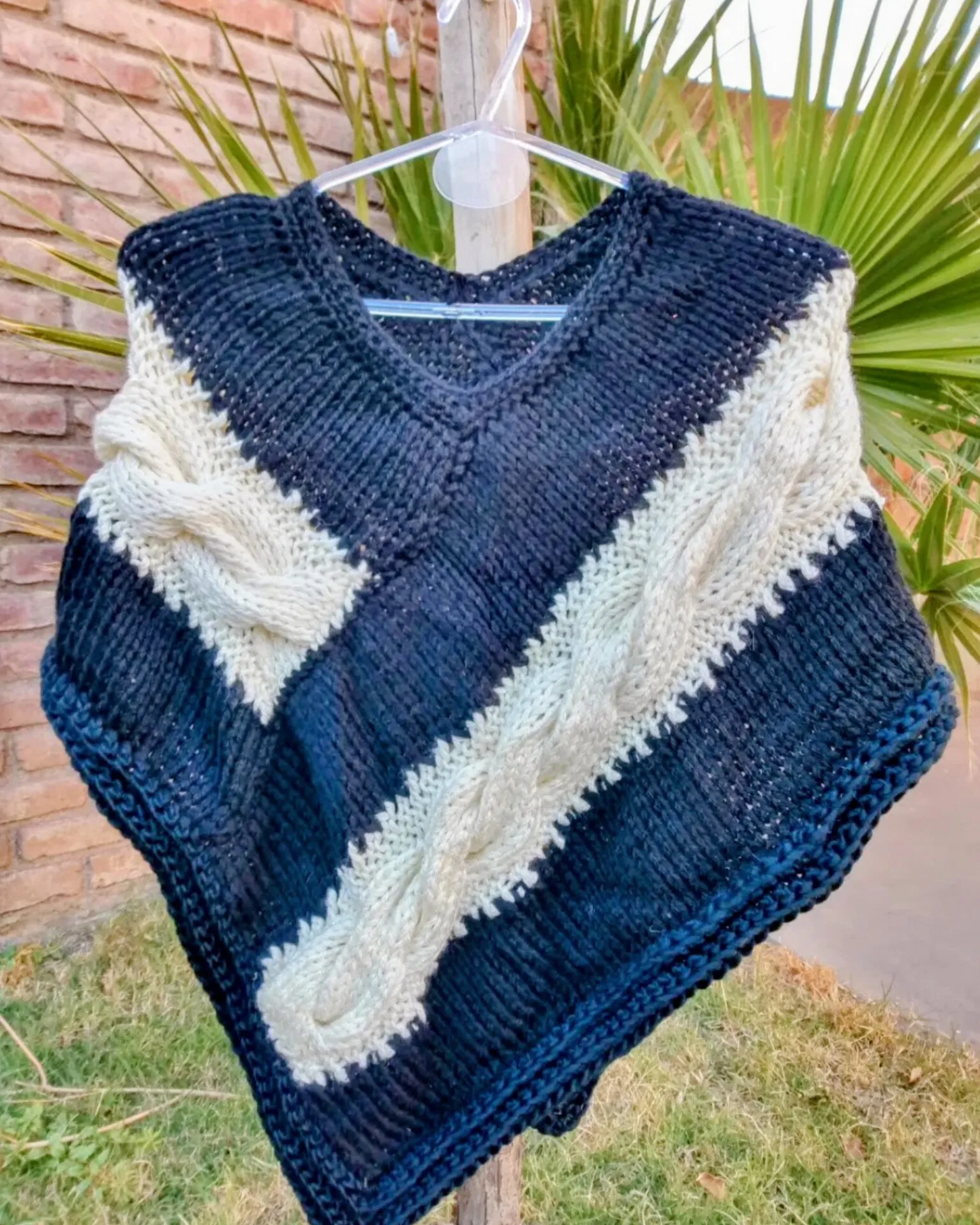Poncho trenza BLACK- WHITE — imagen 2 de 4